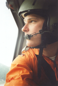 Dr. med. Ralf Kowalzik sitzt in einem Helikopter