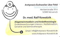 Schild mit Allgemeinen Informationen über die Arztpraxis Eschweiler über Feld